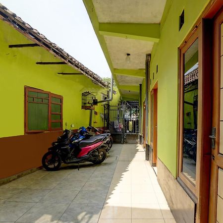 Oyo Life 92840 Wisma Morricco Jombang Extérieur photo