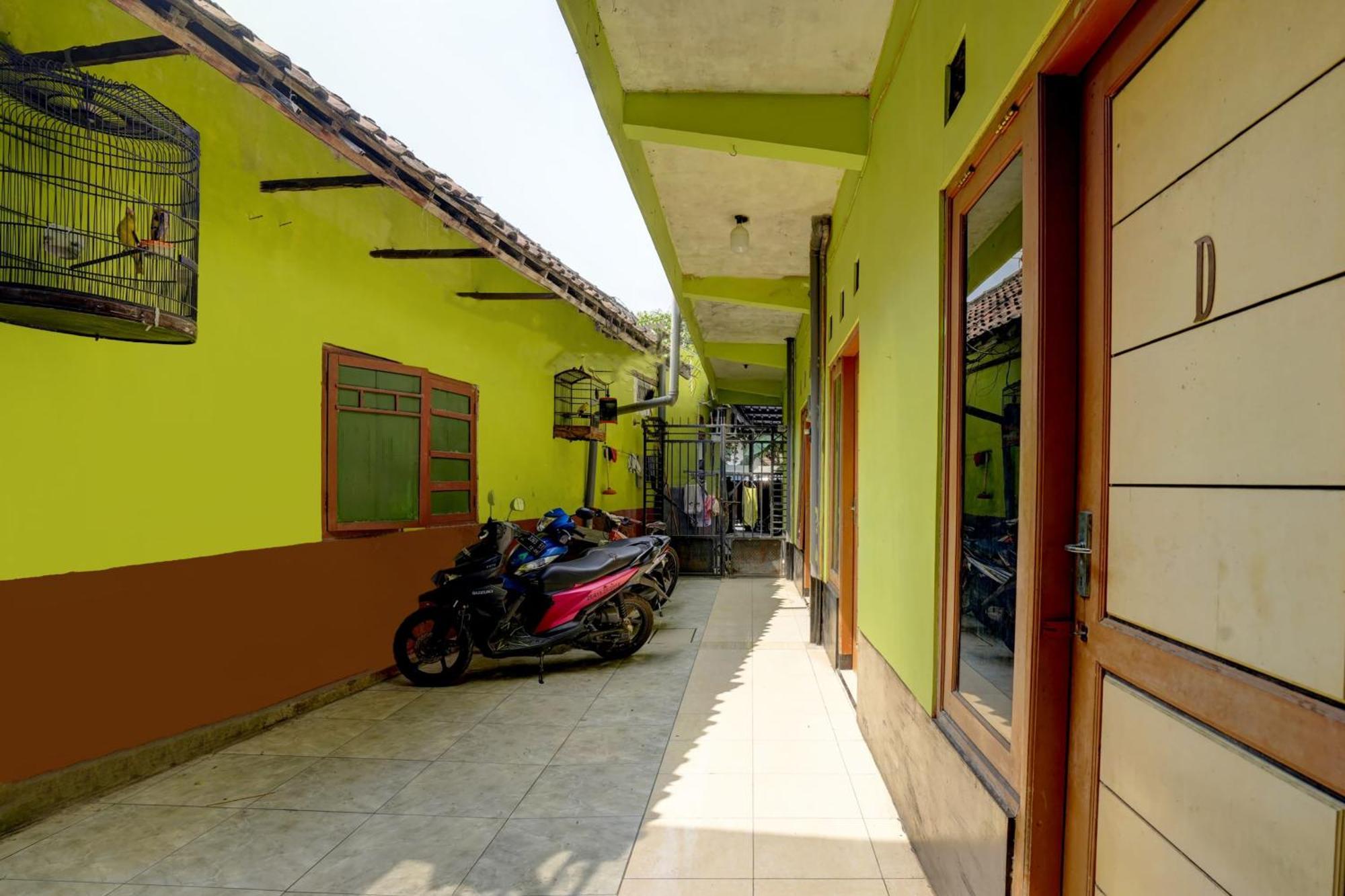 Oyo Life 92840 Wisma Morricco Jombang Extérieur photo